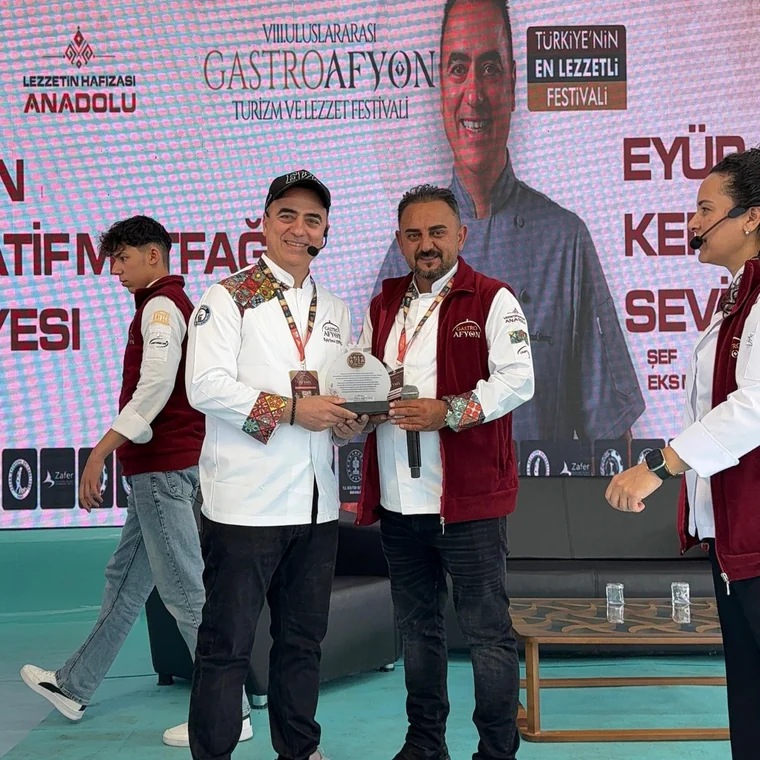 Eyüp Kemal Sevinç, bir gastronomi etkinliğinde katılımcılarla